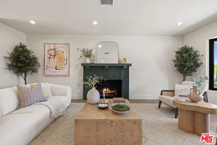 11268 Dona Lola Drive, Studio City, California 91604