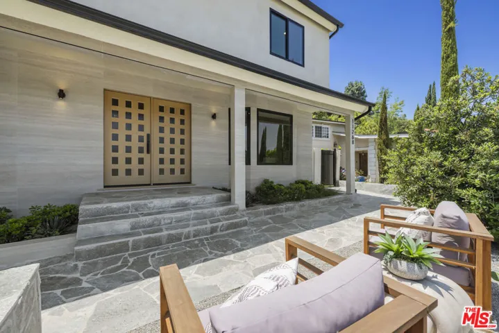 11268 Dona Lola Drive, Studio City, California 91604