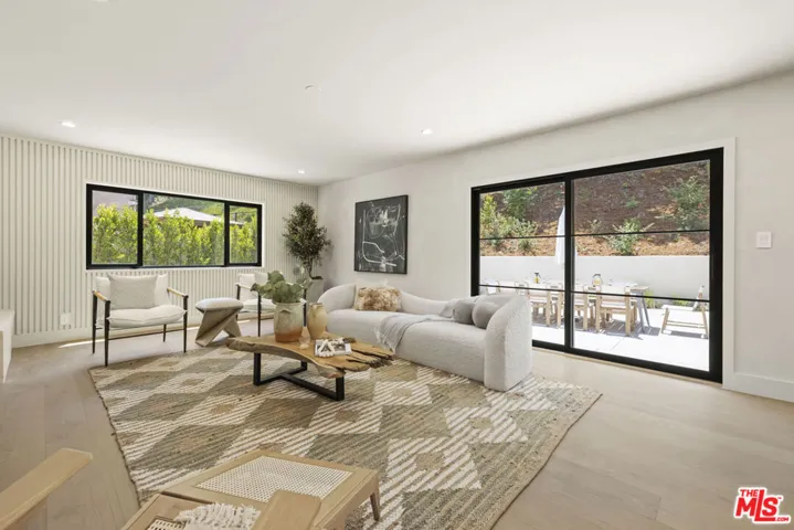 11268 Dona Lola Drive, Studio City, California 91604