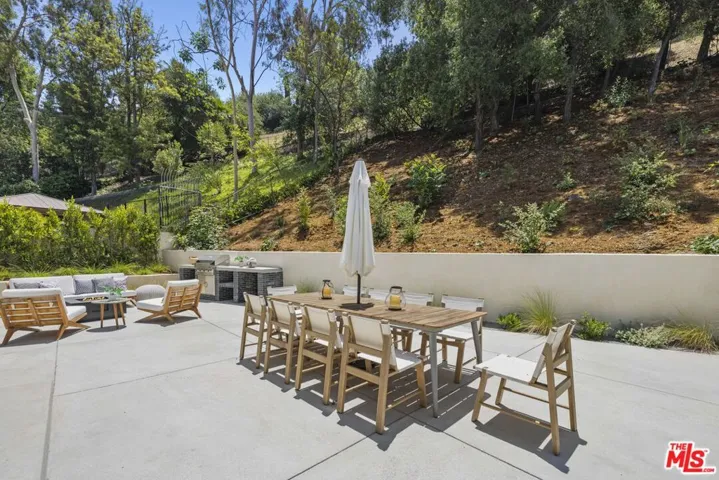 11268 Dona Lola Drive, Studio City, California 91604
