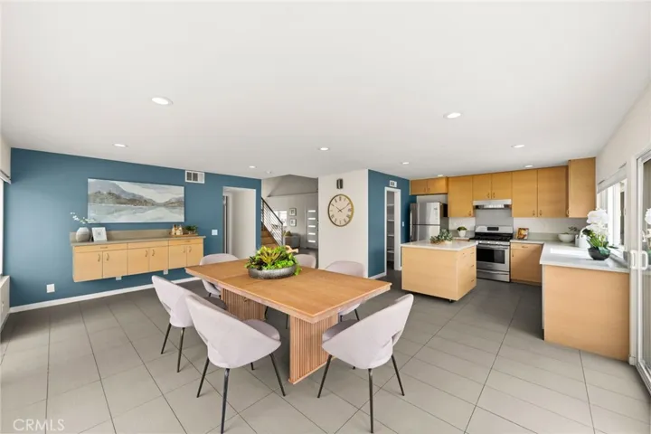 Modern kitchen / dining
