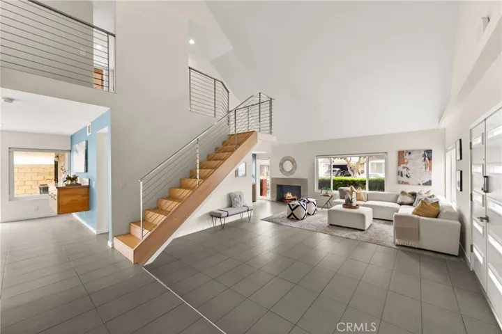 Entrance. High ceilings with a modern taste
