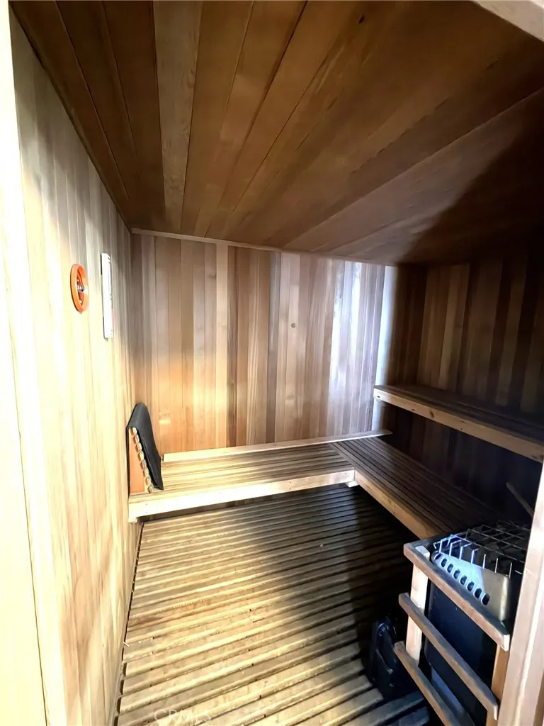 Walk-in large sauna