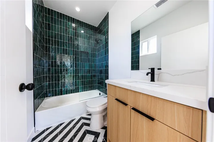 2847 S Victoria, Los Angeles, California 90016