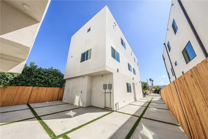 2847 S Victoria, Los Angeles, California 90016