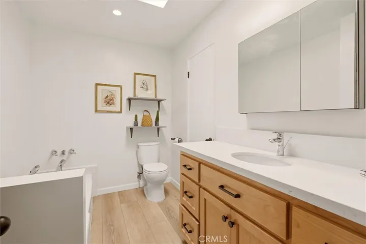 Full bathroom on the upper level.
