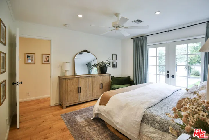 2330 Walnut Avenue, Venice, California 90291