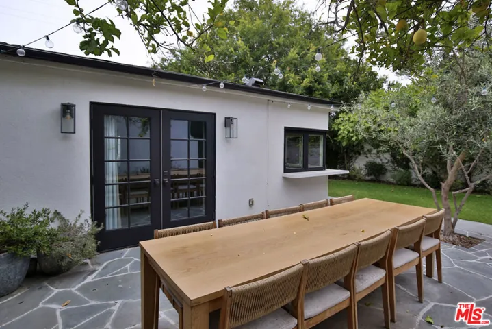 2330 Walnut Avenue, Venice, California 90291