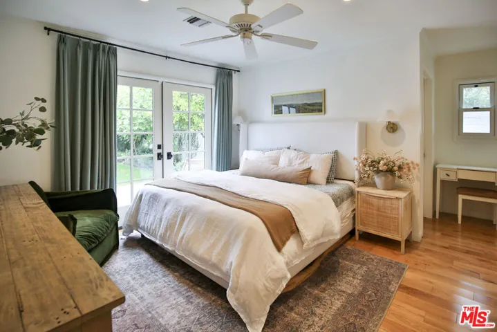 2330 Walnut Avenue, Venice, California 90291