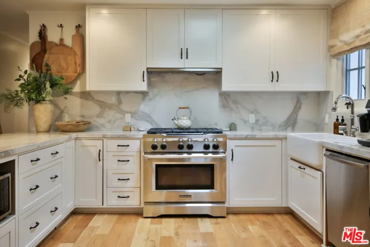 2330 Walnut Avenue, Venice, California 90291