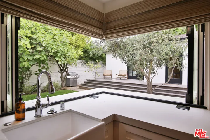 2330 Walnut Avenue, Venice, California 90291