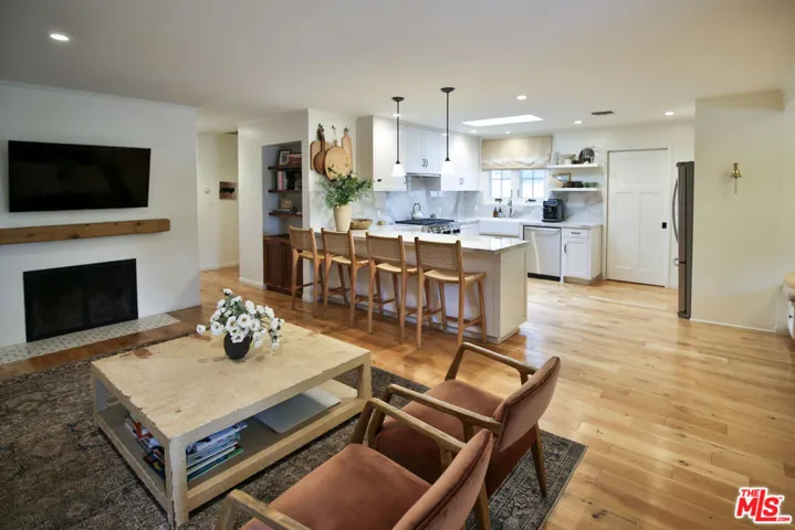 2330 Walnut Avenue, Venice, California 90291