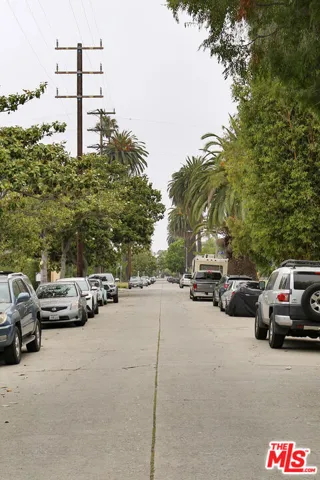 2330 Walnut Avenue, Venice, California 90291