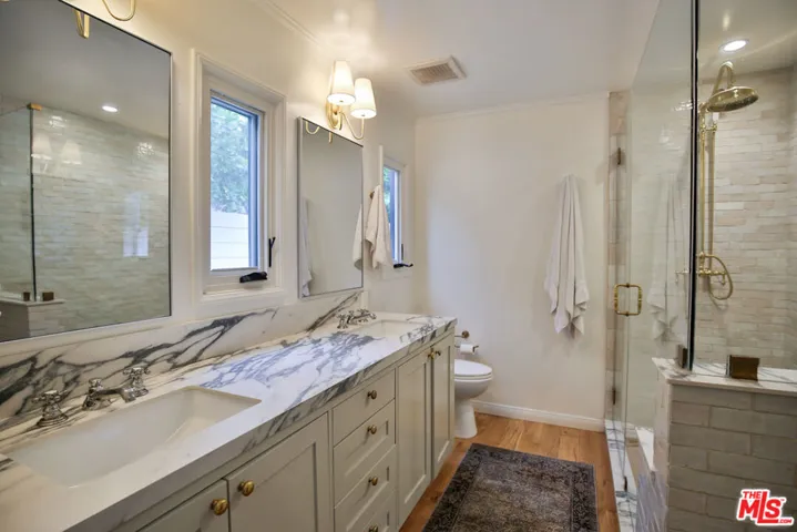 2330 Walnut Avenue, Venice, California 90291