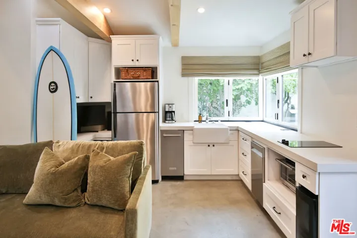 2330 Walnut Avenue, Venice, California 90291