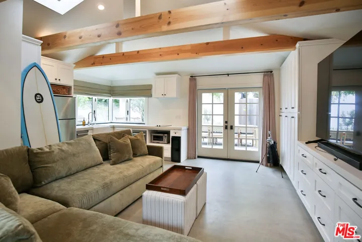 2330 Walnut Avenue, Venice, California 90291