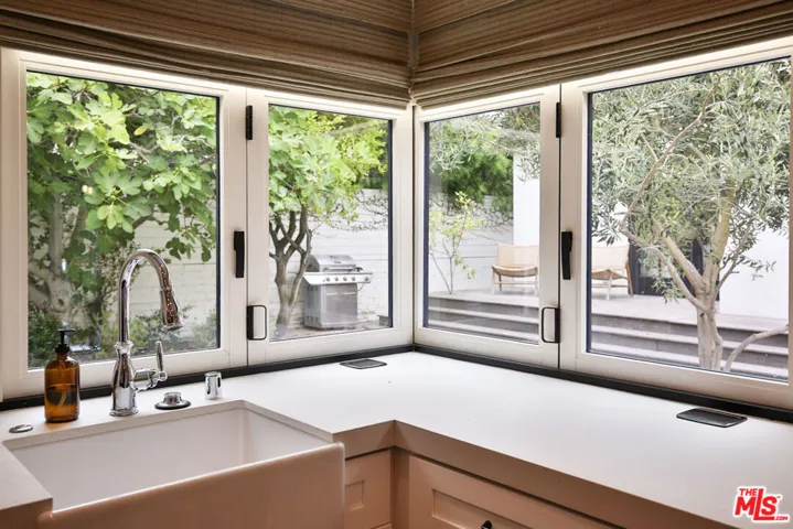 2330 Walnut Avenue, Venice, California 90291