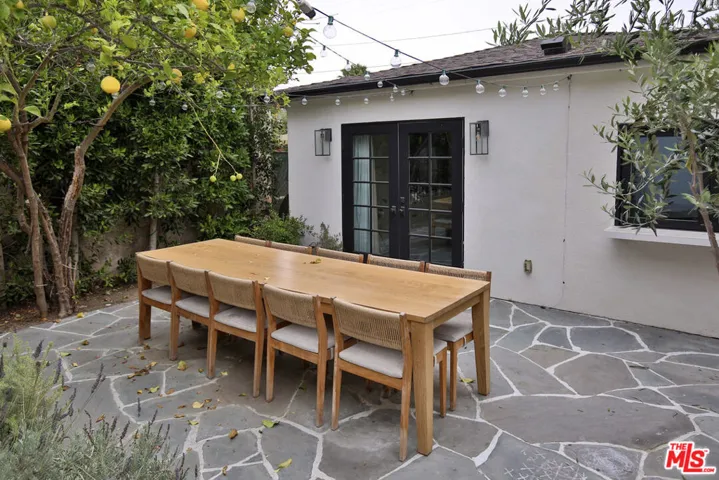 2330 Walnut Avenue, Venice, California 90291