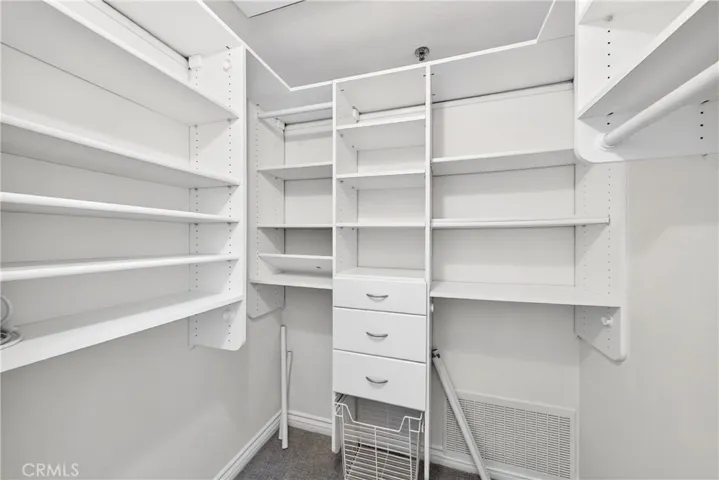WALK IN CLOSET 1