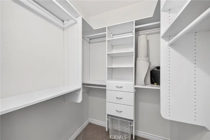 WALK IN CLOSET 2