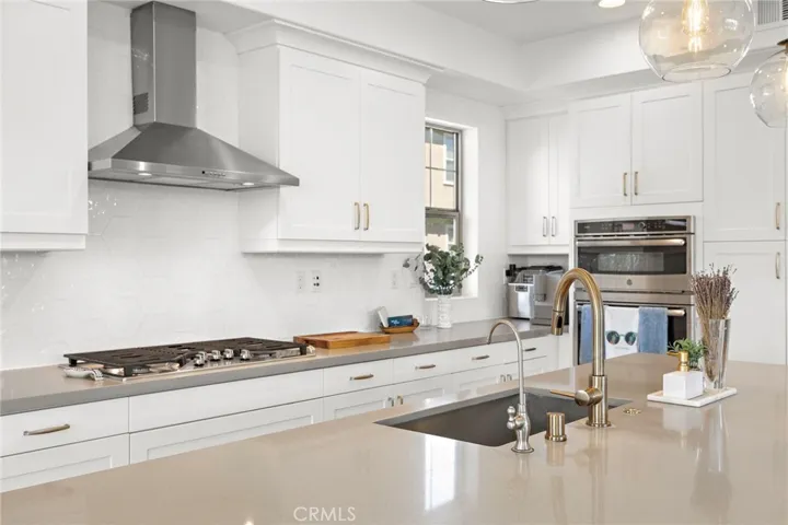 Sleek chef’s kitchen combining style, function, and move-in-ready appeal.