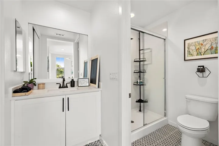 Stylish bath with crisp finishes and contemporary design.