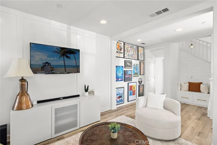 Bright lounge space with clean finishes and relaxed comfort.