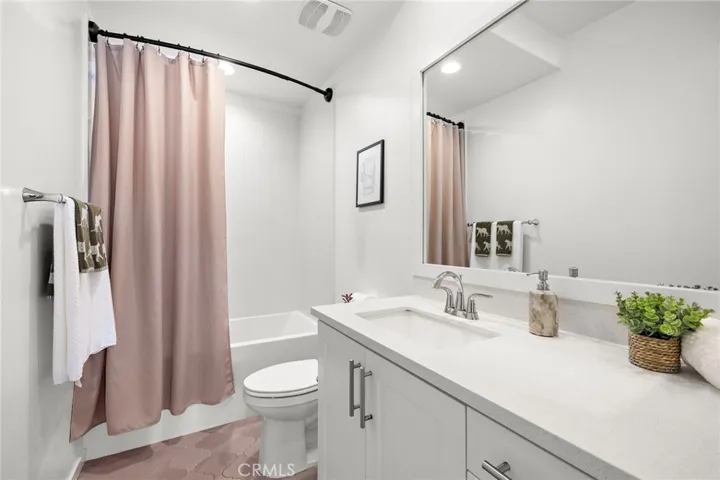 Bright secondary bath with fresh, clean finishes.