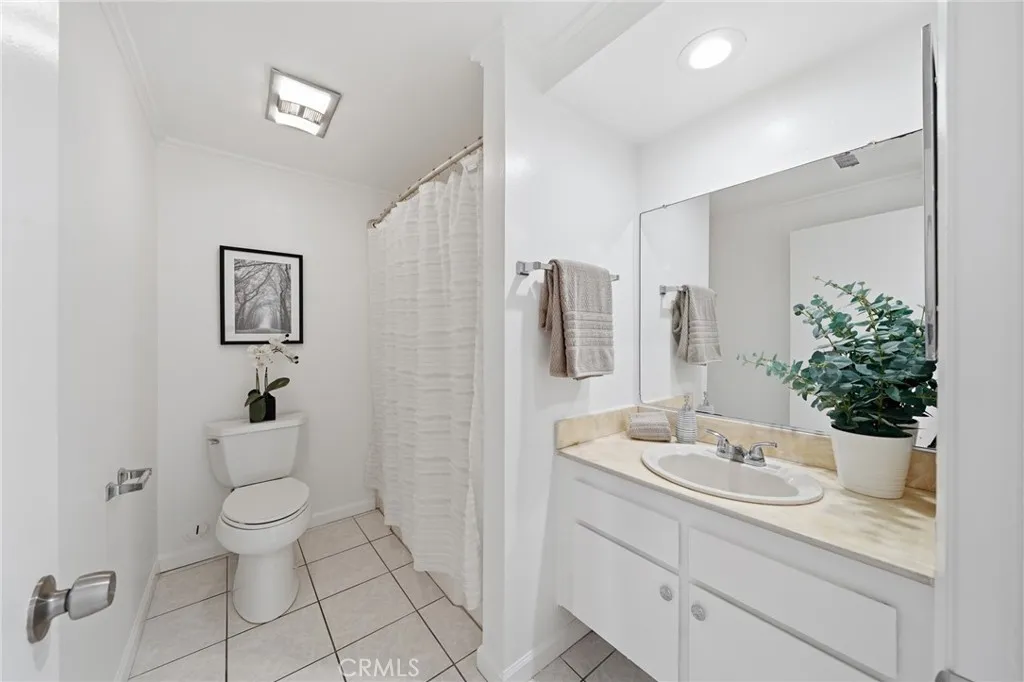 Hallway Bathroom with tub/shower, new recessed light.