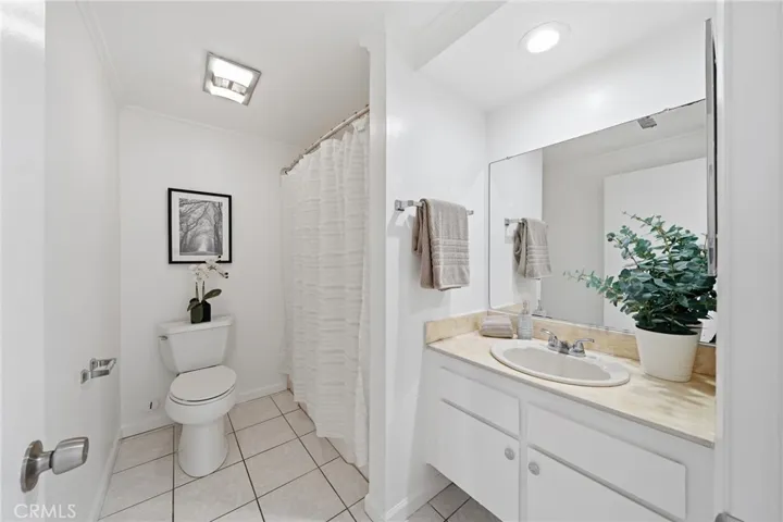 Hallway Bathroom with tub/shower, new recessed light.