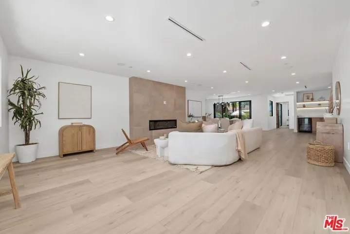 5807 Balcom Avenue, Encino, California 91316