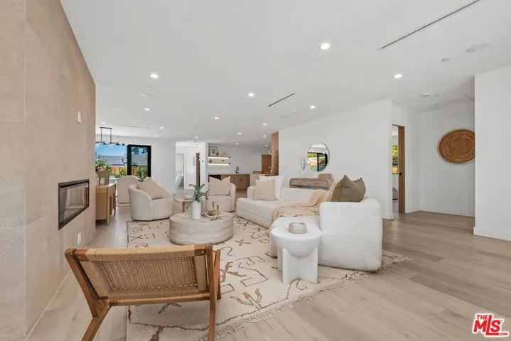 5807 Balcom Avenue, Encino, California 91316