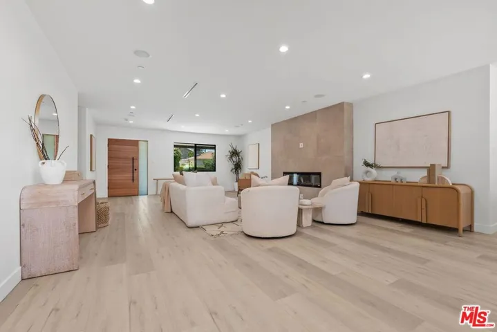 5807 Balcom Avenue, Encino, California 91316