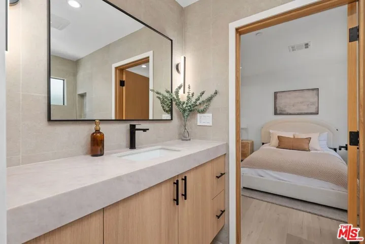 5807 Balcom Avenue, Encino, California 91316