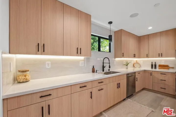 5807 Balcom Avenue, Encino, California 91316
