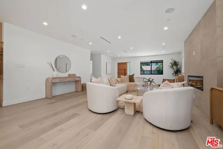 5807 Balcom Avenue, Encino, California 91316