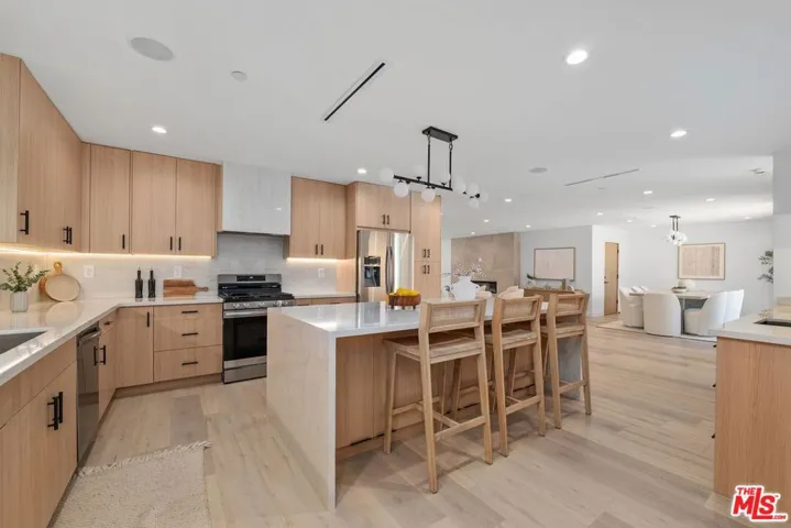 5807 Balcom Avenue, Encino, California 91316