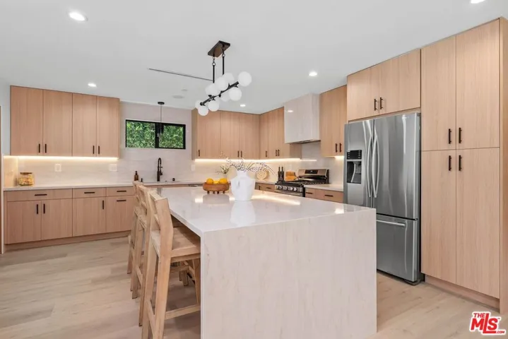 5807 Balcom Avenue, Encino, California 91316
