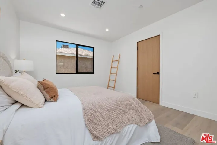 5807 Balcom Avenue, Encino, California 91316