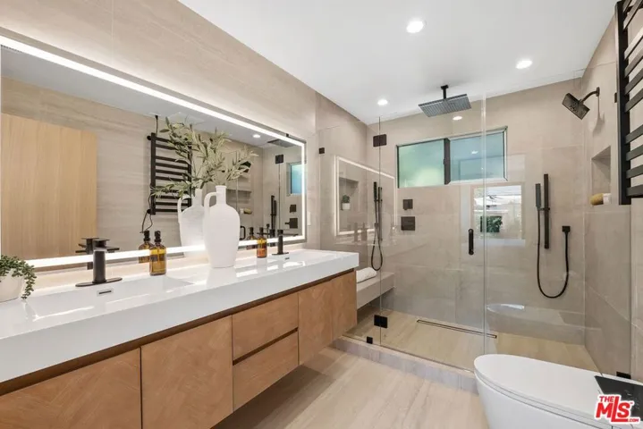 5807 Balcom Avenue, Encino, California 91316