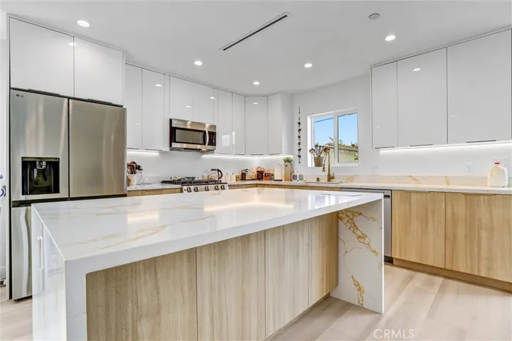 7445 Oakdale Avenue, Winnetka, California 91306