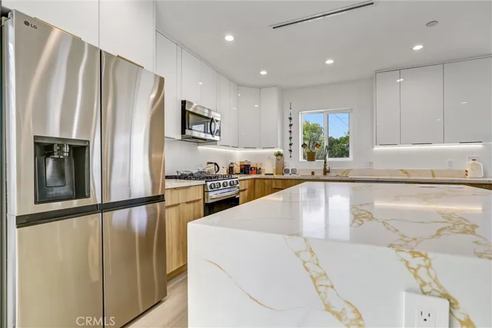7445 Oakdale Avenue, Winnetka, California 91306