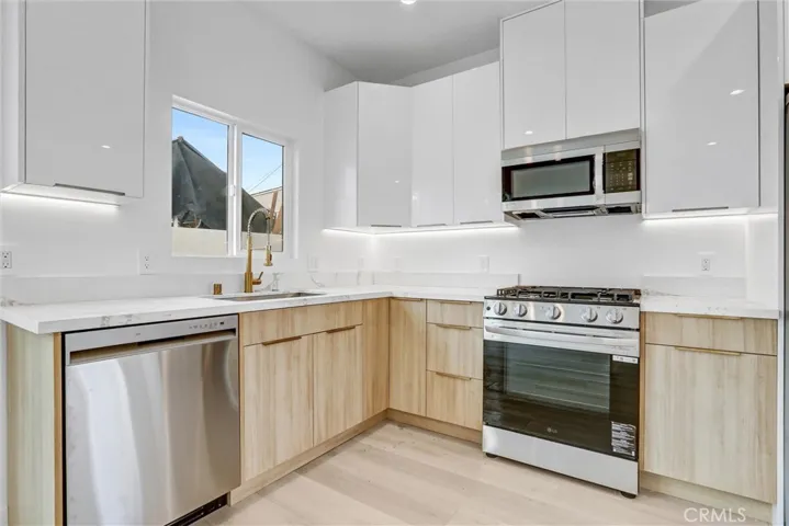 7445 Oakdale Avenue, Winnetka, California 91306