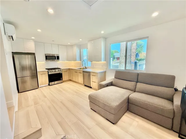 7445 Oakdale Avenue, Winnetka, California 91306