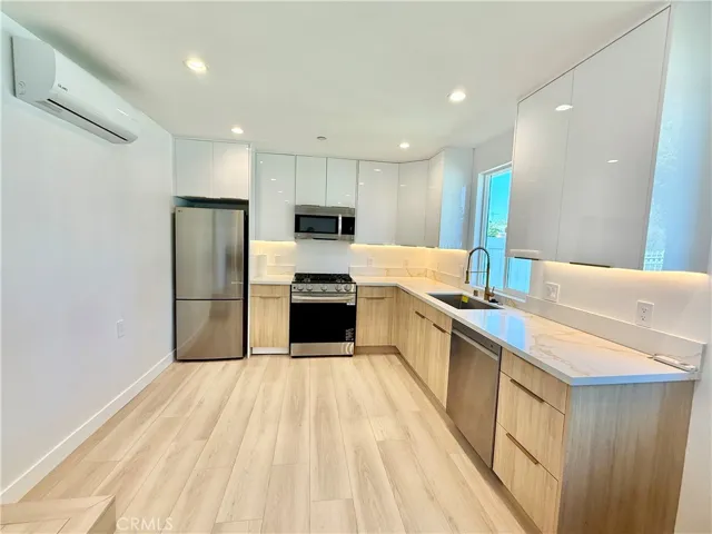 7445 Oakdale Avenue, Winnetka, California 91306