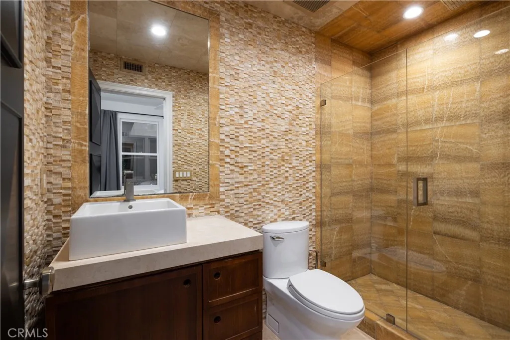 Main floor full bath