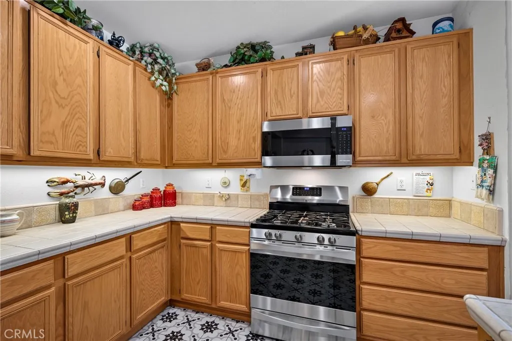 Plenty of countertop and cup board space.