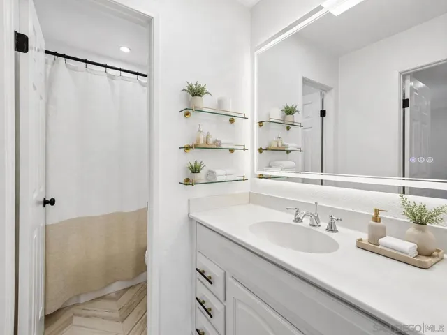 https://zimg.paragon.ice.com/ParagonImages/Property/PA/SDMLS/-527613/19/120/90/413518f73b5cf24beb69bc2521cd6a29/3/6ae11ae13e16a1cb94fe88825f45be66/-527613-a33d68a0-611d-45e9-a3ec-edb102d8616e.JPG