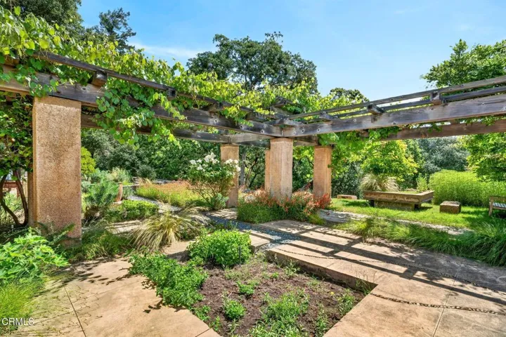 28 entrance courtyard 3