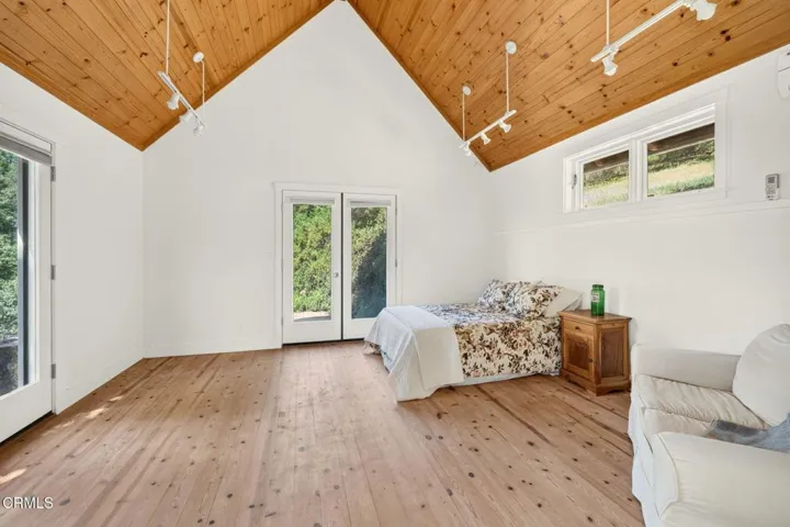25 outbuilding guest room 1